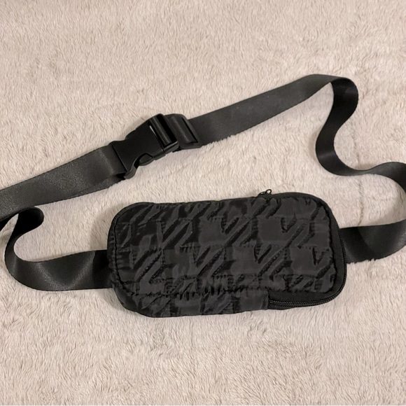 MYTAGALONGS Handbags - NWOT Houndstooth Quilt Sling Bag